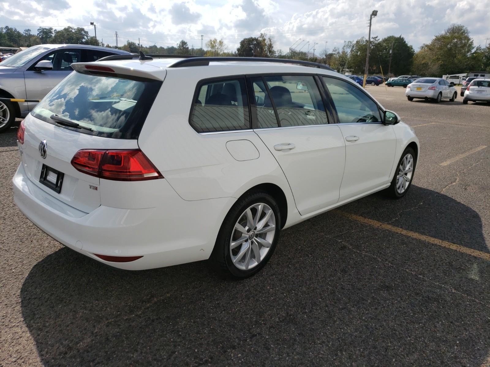 2017 Volkswagen GOLF FWD SE